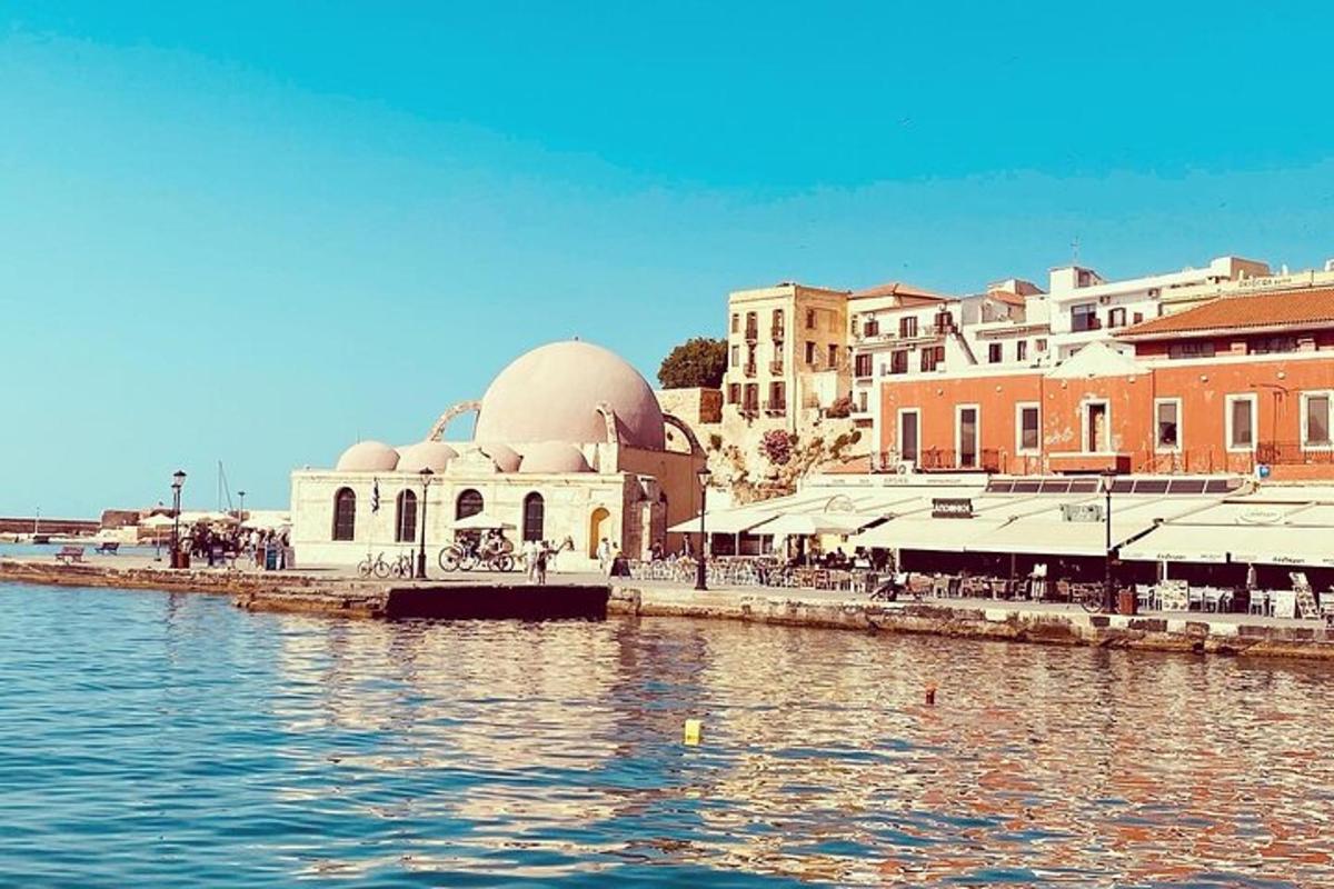 un grande edificio accanto a uno specchio d'acqua