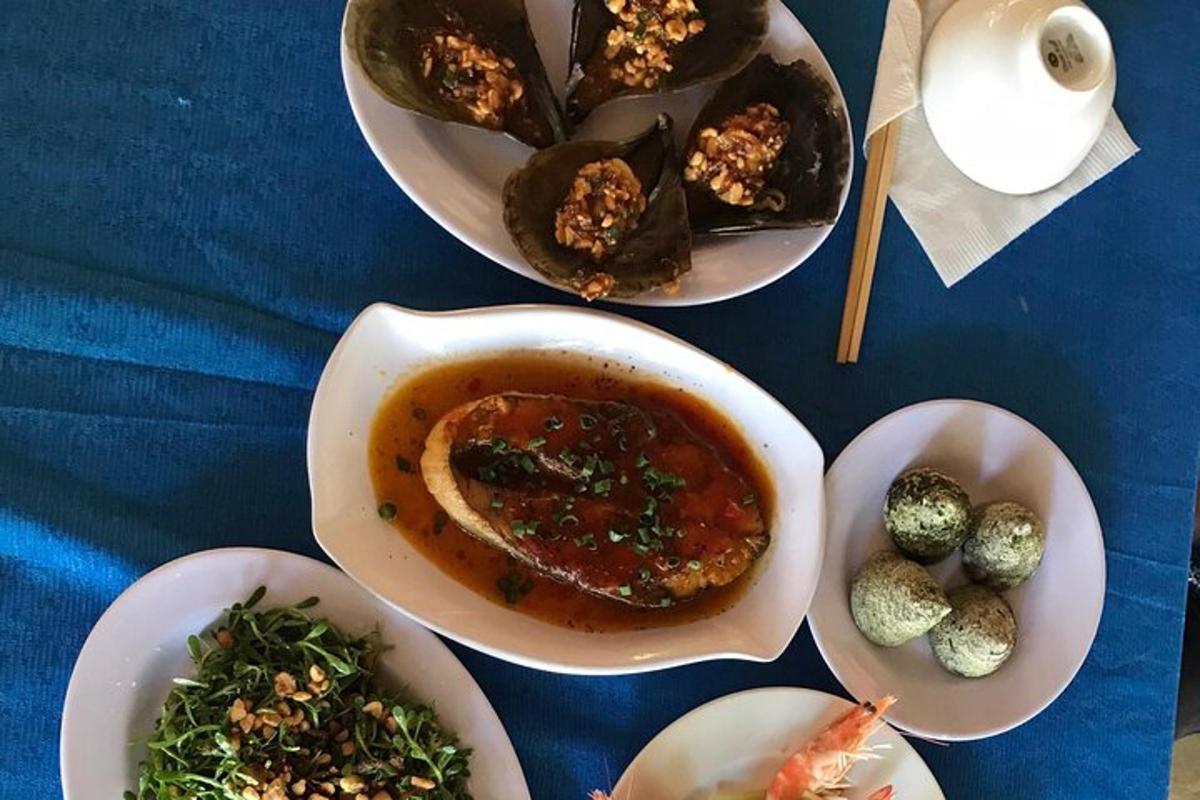 음식 접시와 그릇이 놓인 테이블