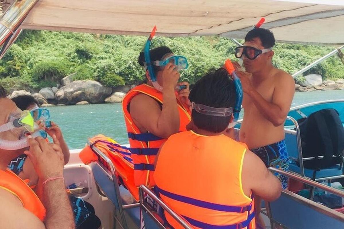 un gruppo di persone che indossano giubbotti di salvataggio su una barca