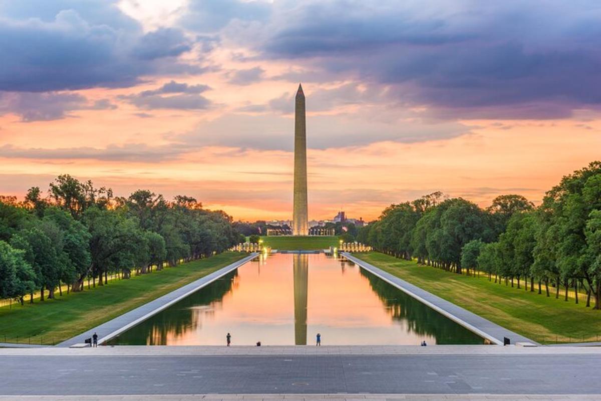 una vista del monumento a Washington al tramonto