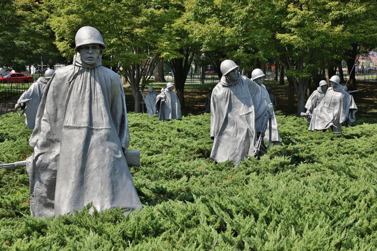 un gruppo di statue di persone vestite con impermeabili