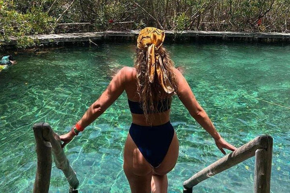 seorang wanita berbaju mandi di dalam kolam air