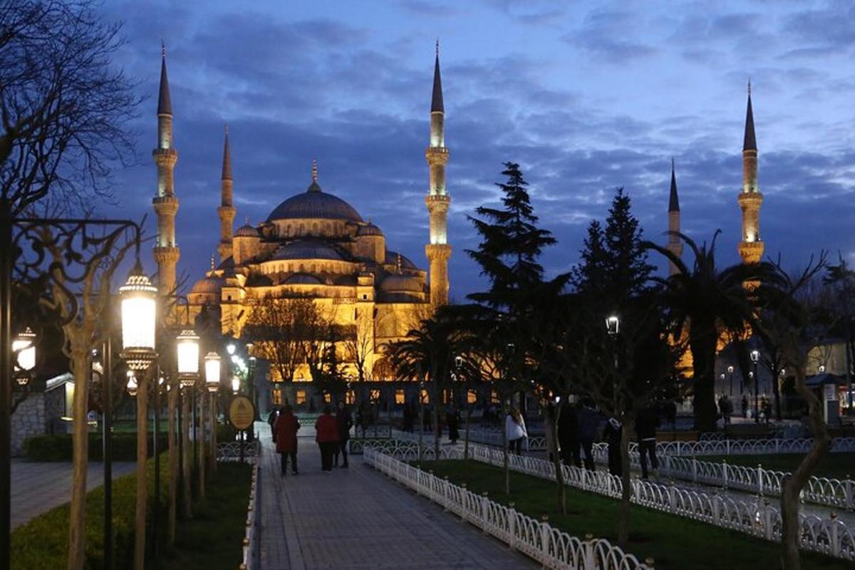 ein Gebäude mit einer blauen Moschee mit Kuppeln und Lichtern