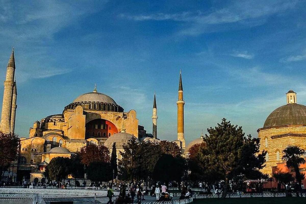 ein Gebäude mit Kuppeln und Moscheen mit Menschen davor