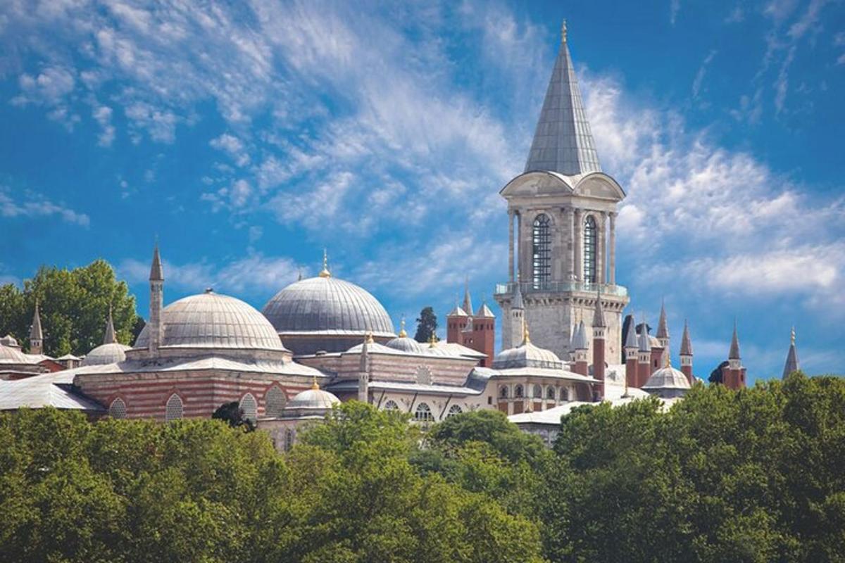 eine Gebäudegruppe mit einem Turm und einer Kirche