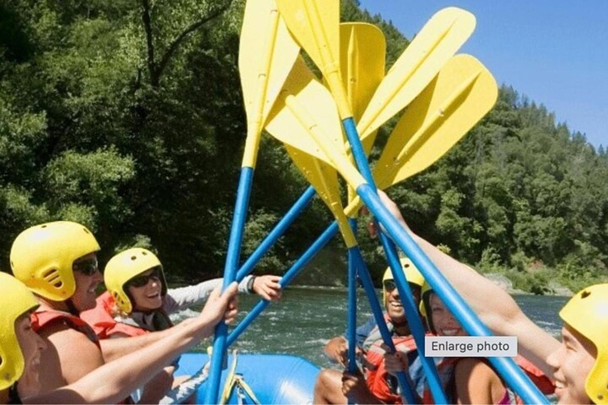 hópur fólks á fleka á ánni