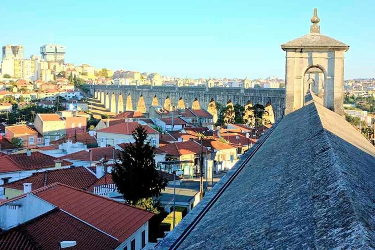 pogled na mesto z zgradbami in stolpom z uro