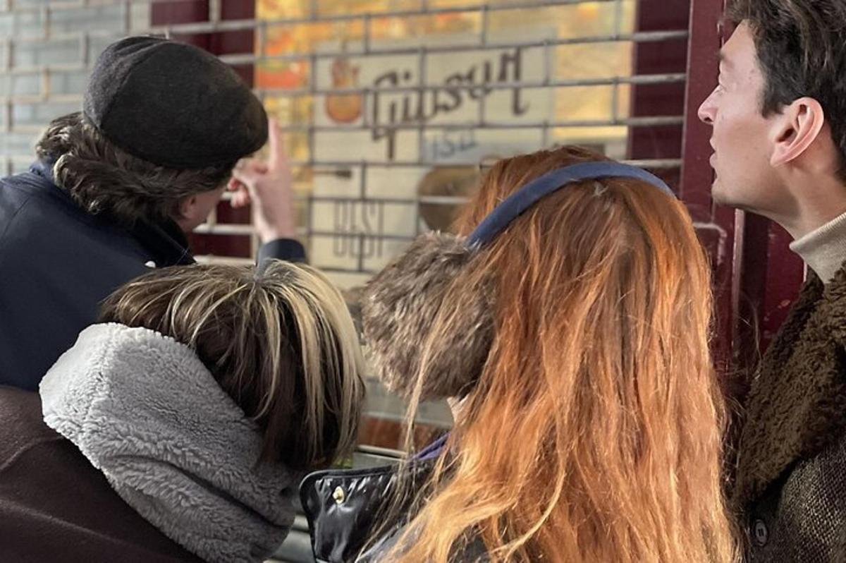 un gruppo di persone in piedi l'una accanto all'altra