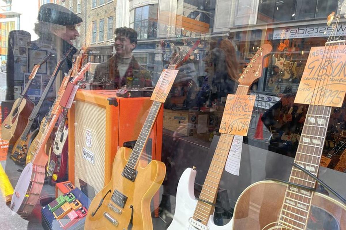 elektromos gitárok kiállítása egy kirakatban