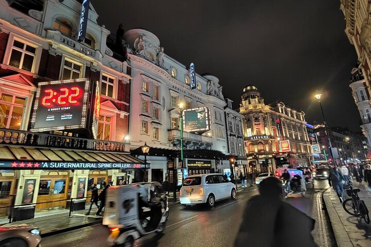 een drukke stadsstraat 's nachts met auto's en gebouwen