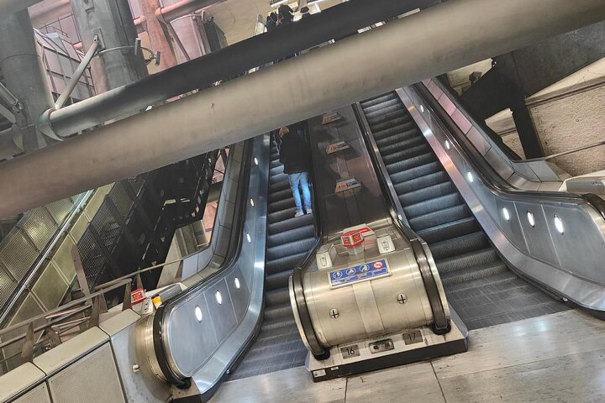 een roltrap in een metrostation met een koffer