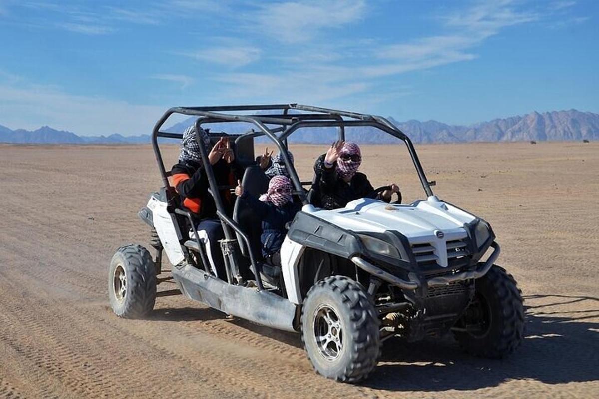Un grupo de personas viajando en un vehículo en el desierto.