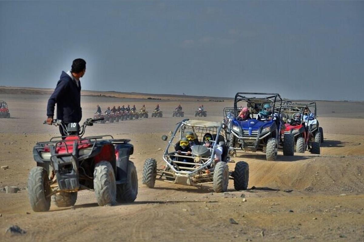 un gruppo di persone in sella a quad nel deserto