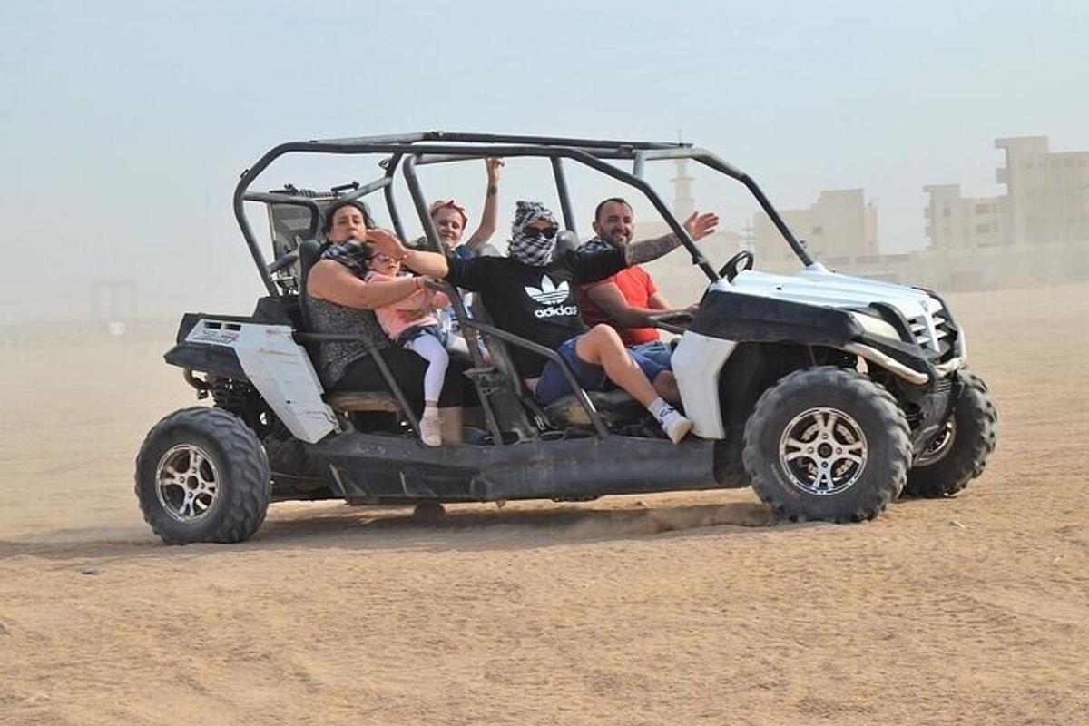 un gruppo di persone sedute in una jeep nel deserto