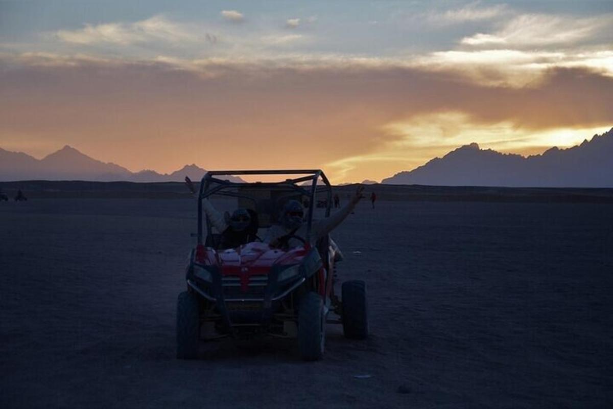due persone che viaggiano su una macchinina giocattolo nel deserto