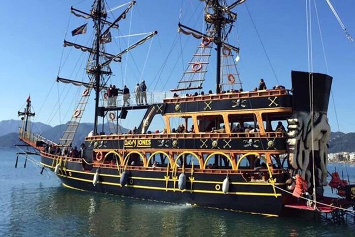 een piratenschip in het water met mensen erop