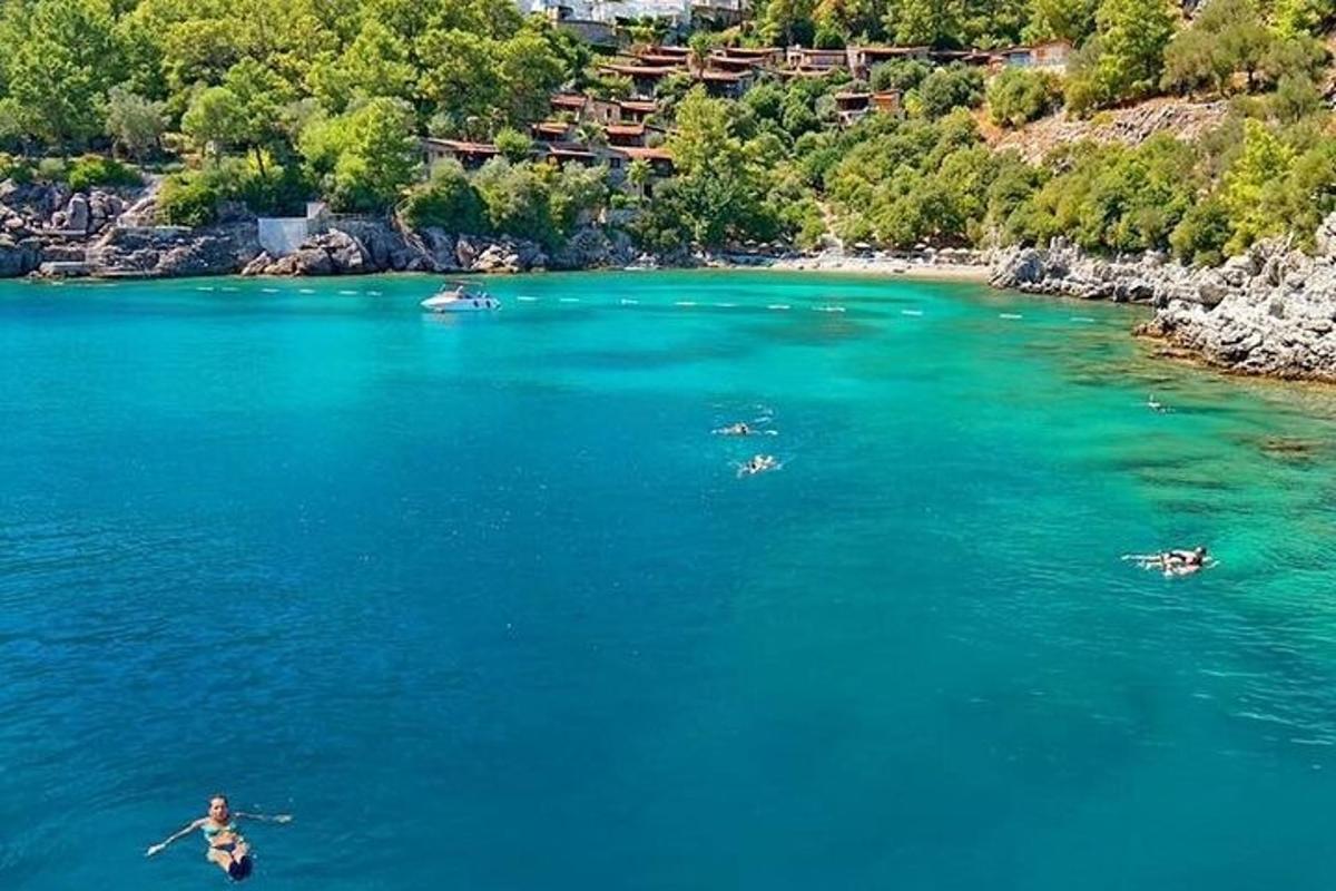 grupa ljudi koji plivaju u velikoj vodenoj površini