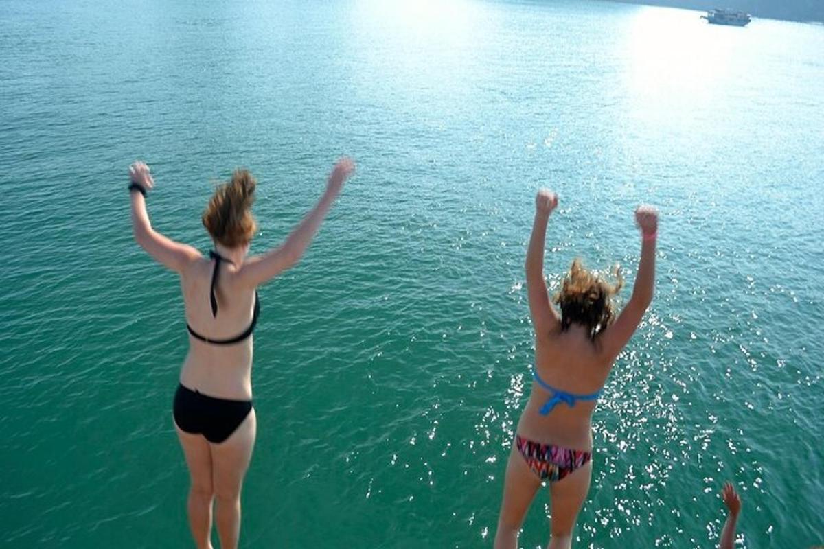 twee vrouwen in badpakken staand in het water