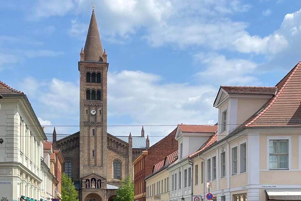 uma torre de relógio alta em uma cidade com edifícios