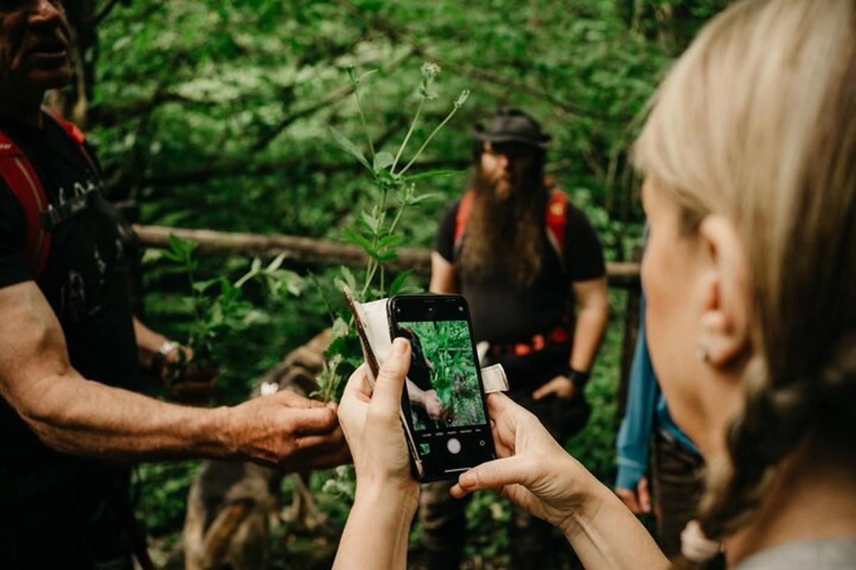 žena fotografira muškarca mobitelom