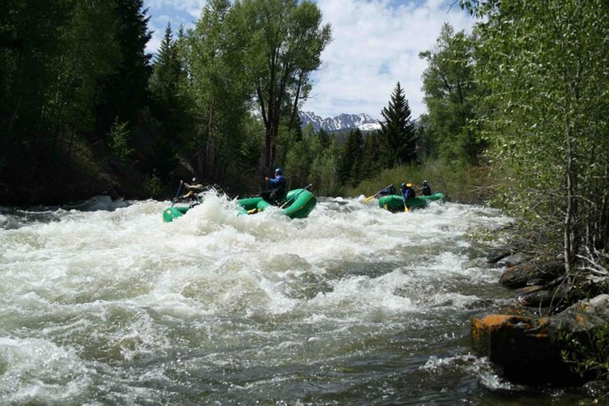 hópur fólks sem siglir á rafting á rap ánni