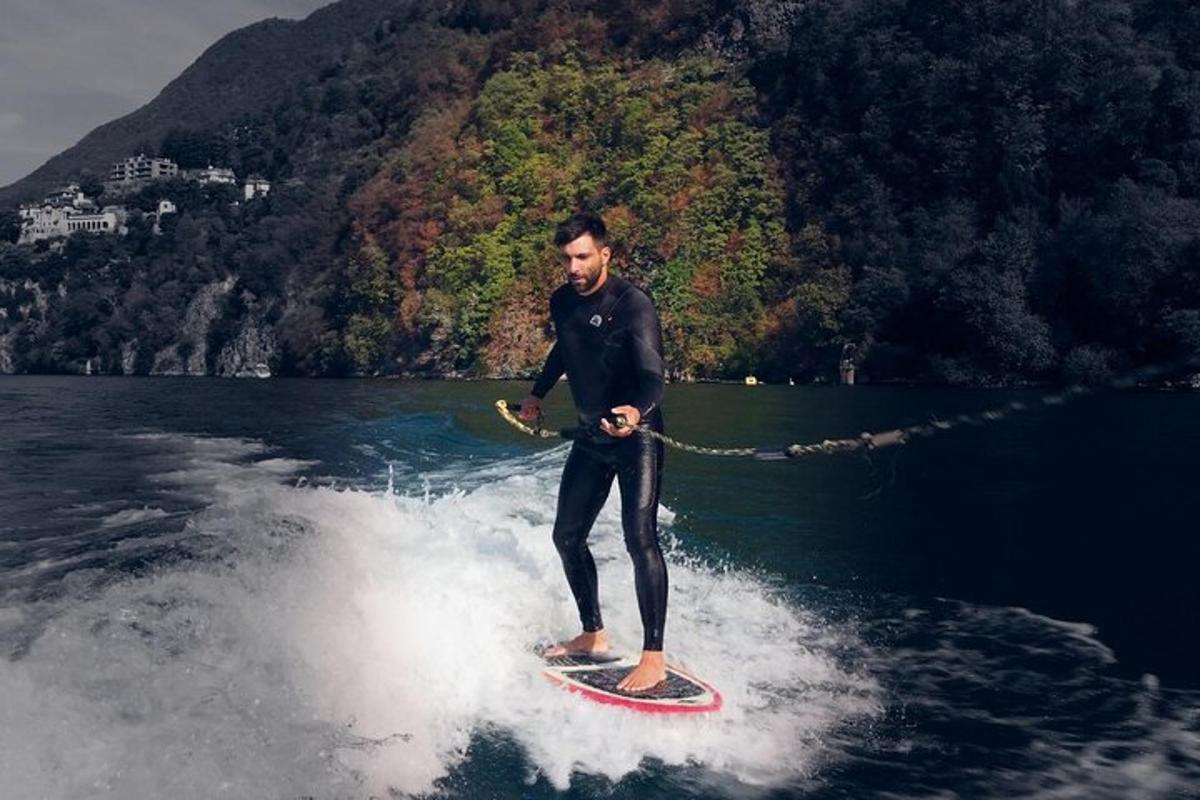 isang lalaki sa isang surfboard sa tubig