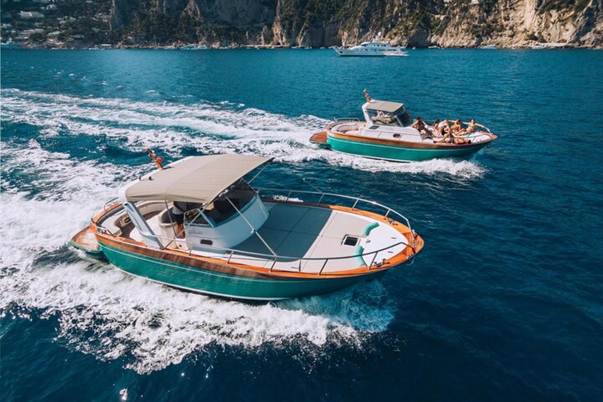 due barche in acqua con persone a bordo