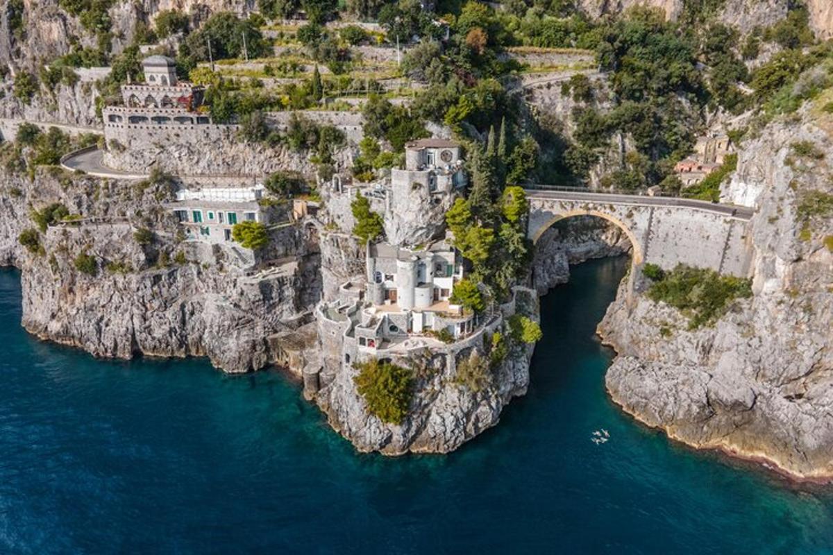 una vista aerea di un ponte sull'acqua
