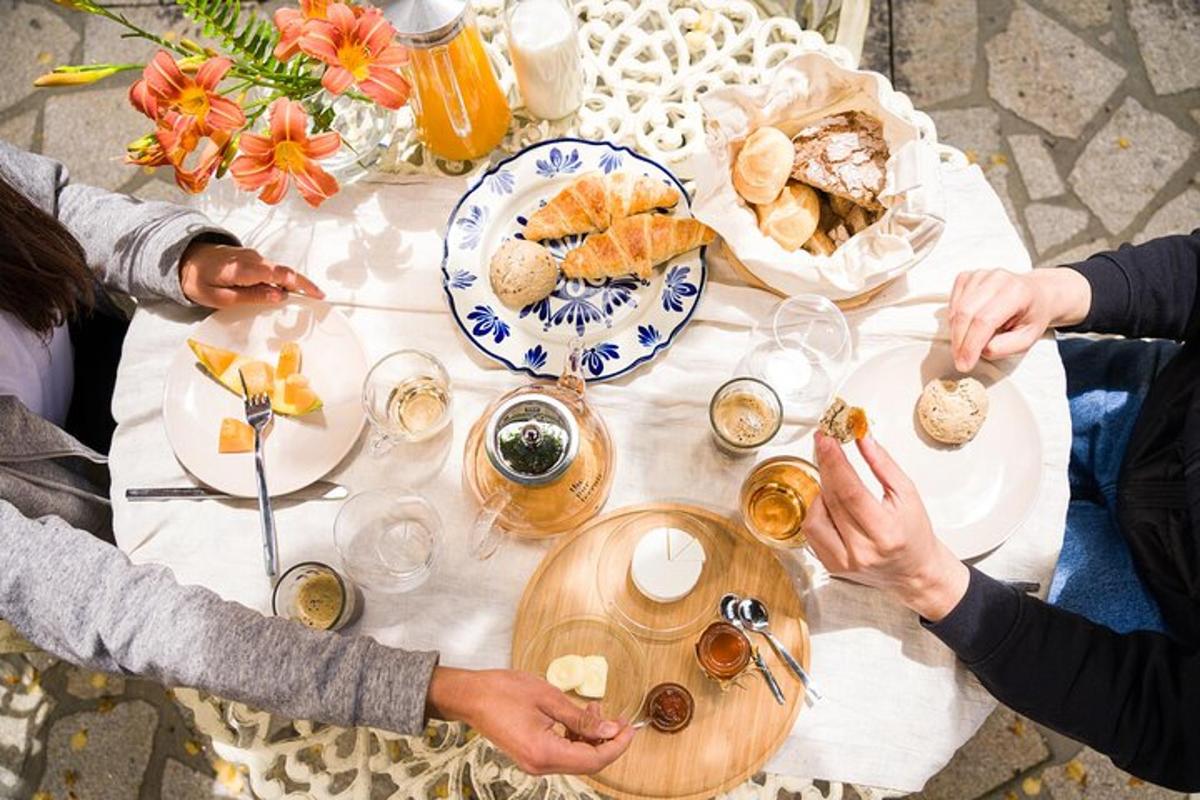 een groep mensen die aan een tafel zitten met eten