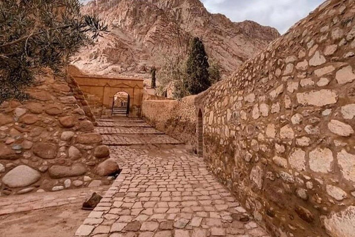 um caminho de pedra ao lado de um muro de pedra
