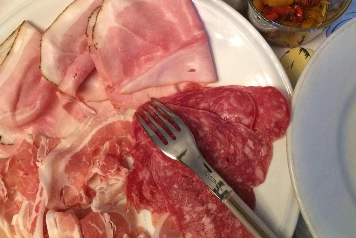 en tallerken med mat med kjøtt og en gaffel