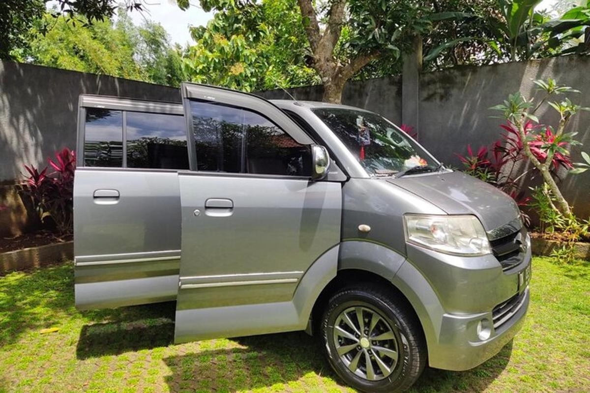 sebuah van perak terparkir di halaman