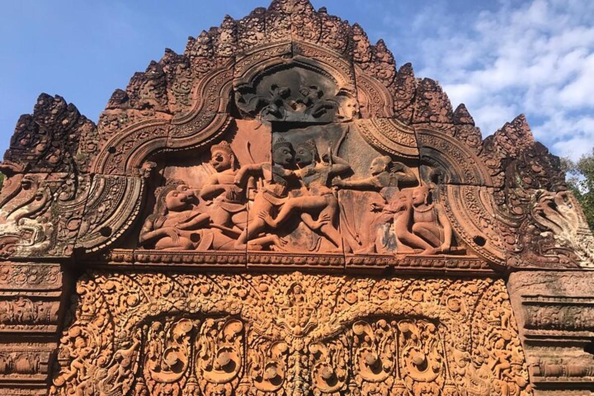un edifici amb escultures a la part superior