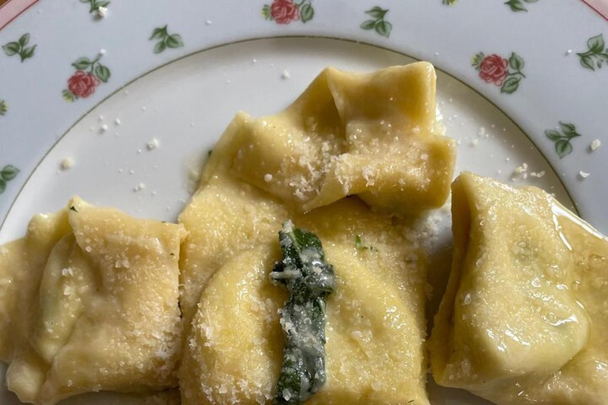 un piatto di ravioli su un tavolo