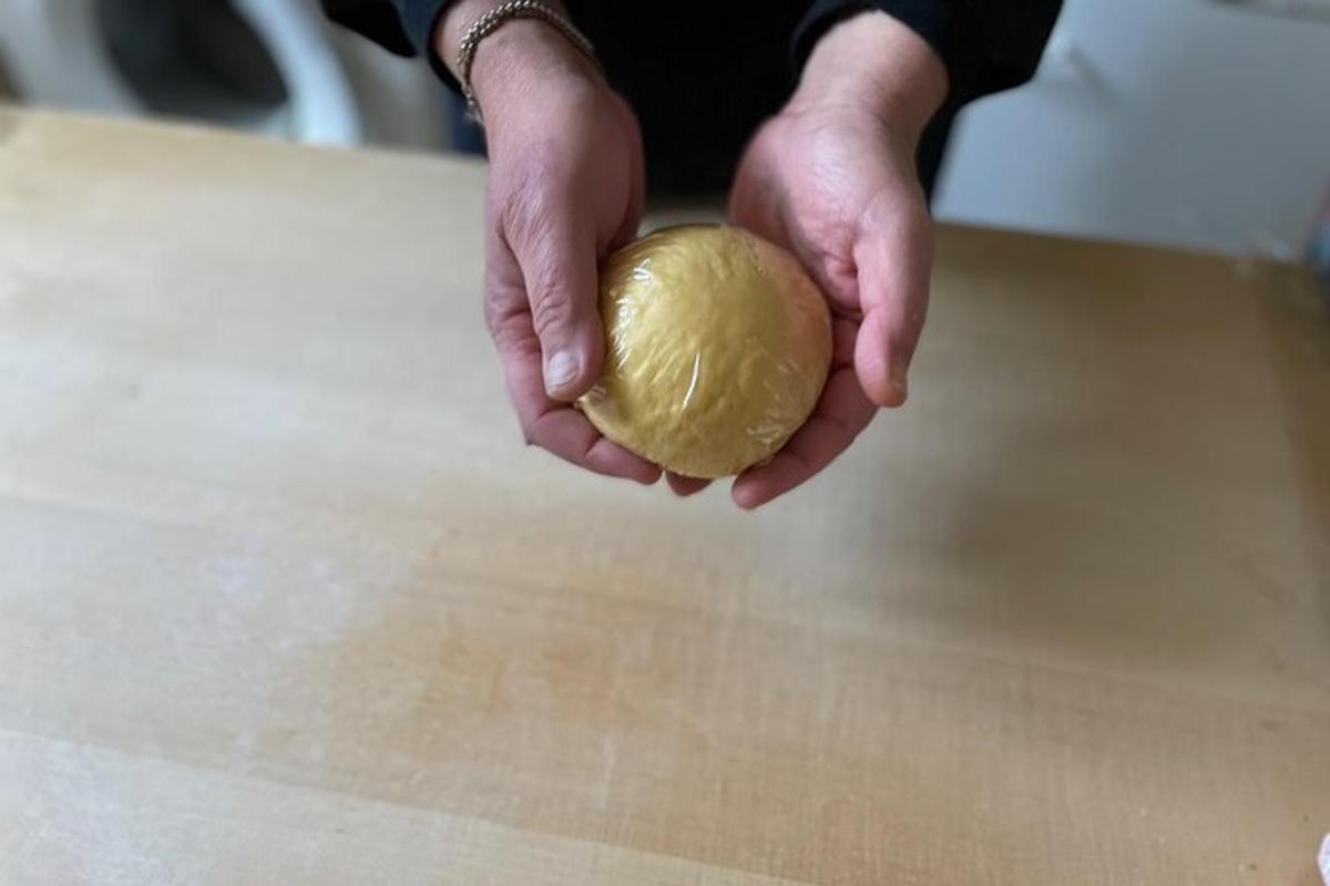henkilö, jolla on donitsi käsissään