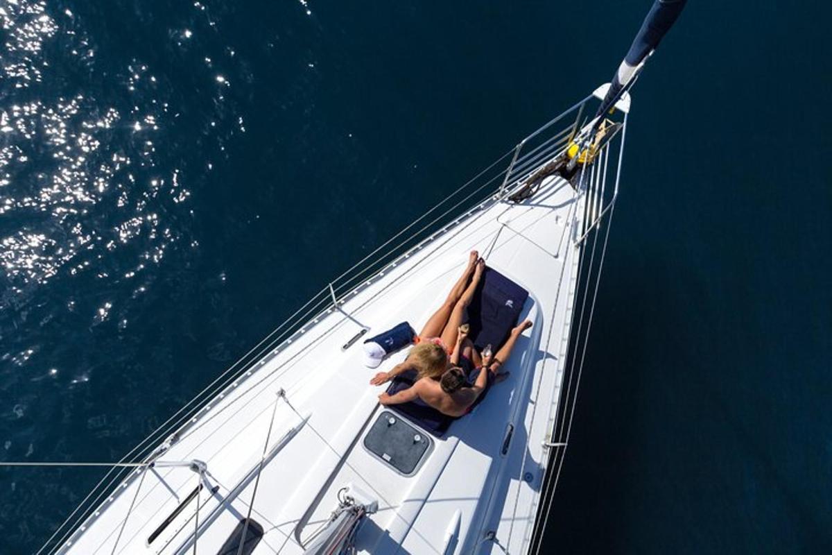 eine Frau, die auf dem Deck eines Bootes im Wasser liegt