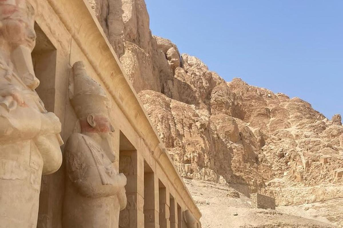 un edificio con estatuas en la ladera de una montaña