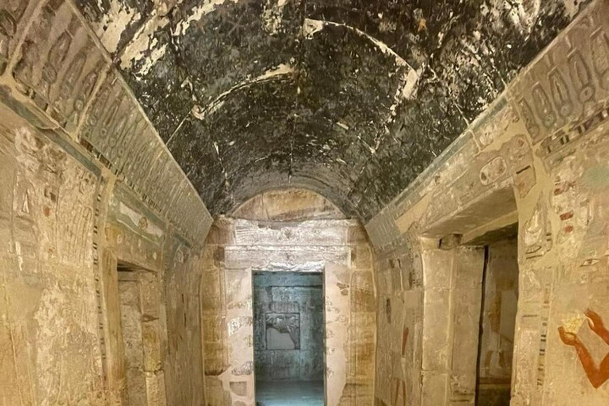 Una habitación abandonada con un techo y una puerta.