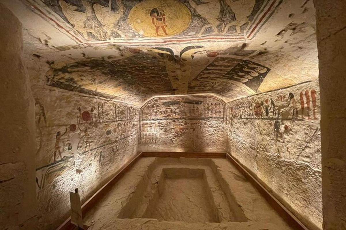 Un túnel con pinturas en las paredes de un edificio.