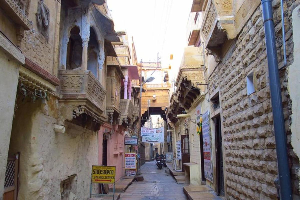 un vicolo con edifici in una città vecchia