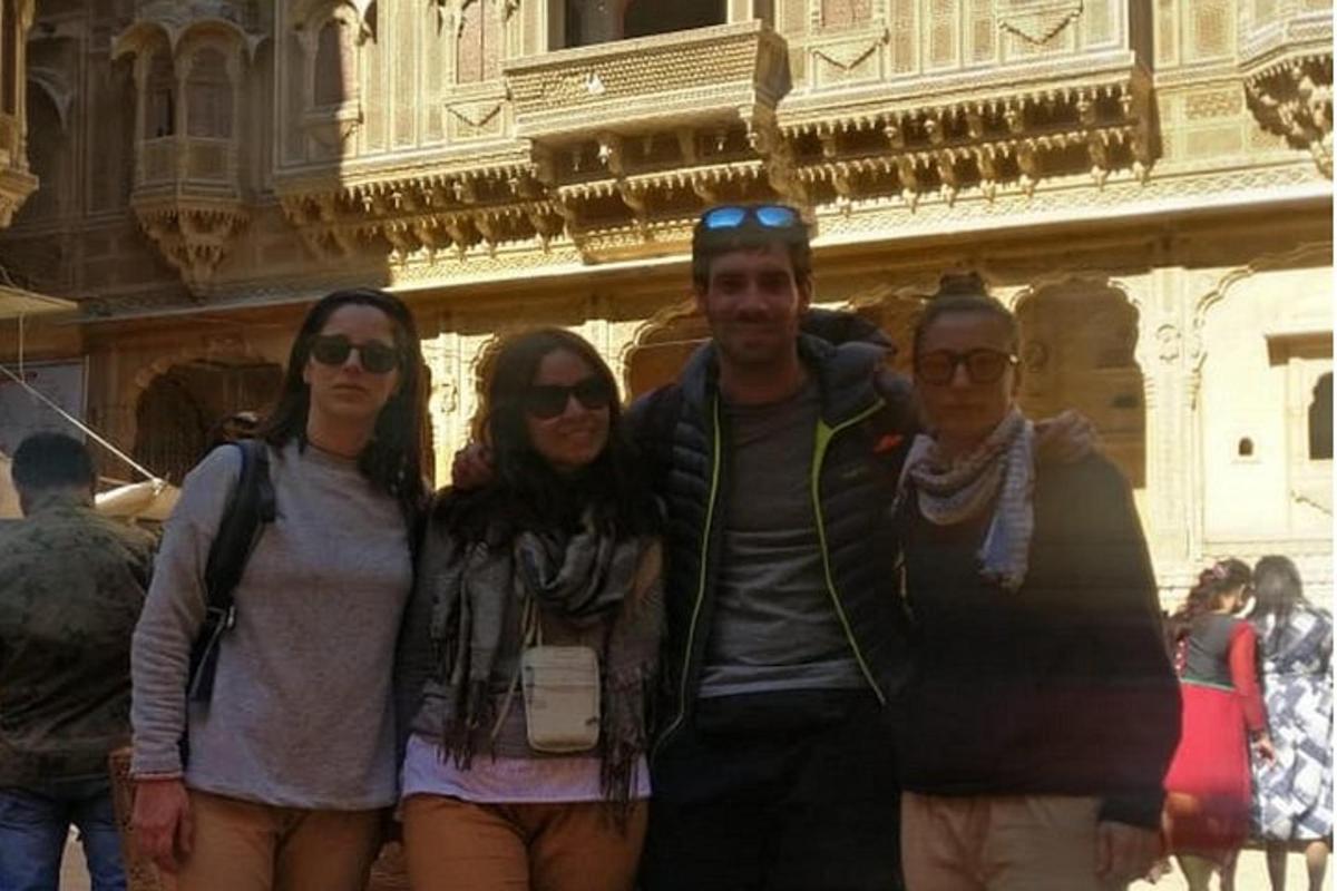un gruppo di persone in piedi davanti a un edificio