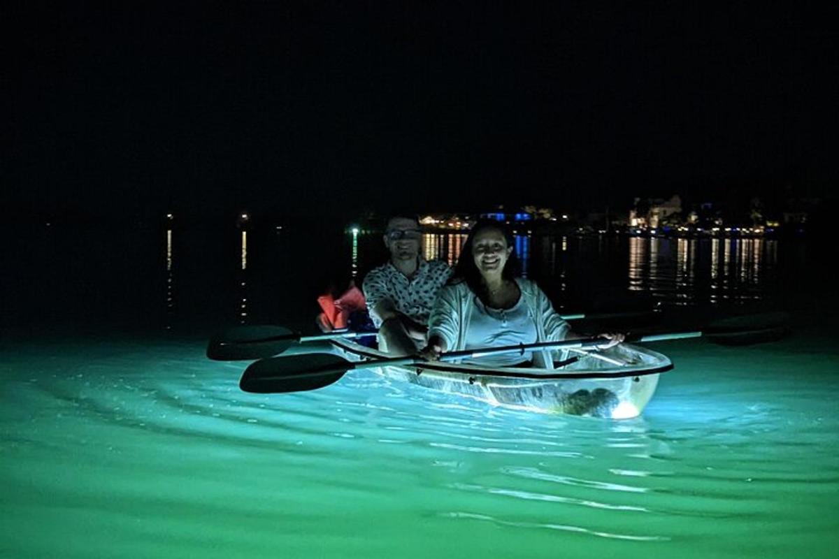 ชายและหญิงนั่งอยู่ในเรือในน้ำ