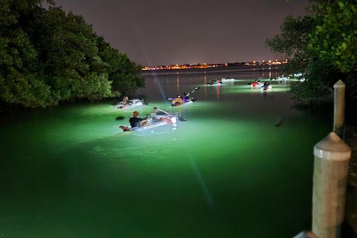 กลุ่มคนในเรือในน้ำตอนกลางคืน