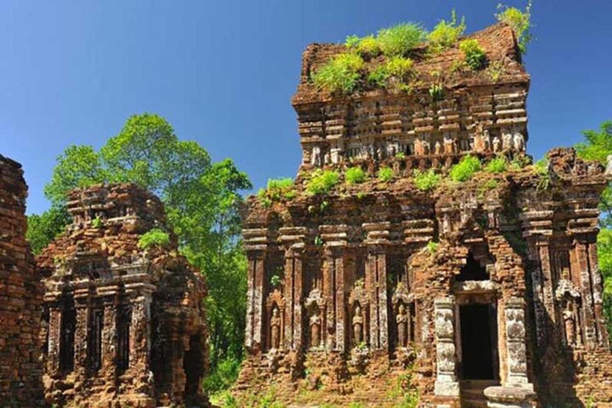 an ancient building with vegetation on top of it