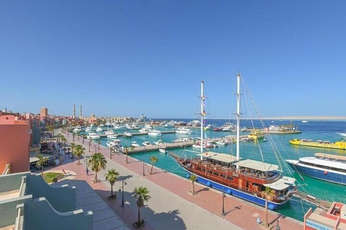 um barco atracado em uma marina com outros barcos