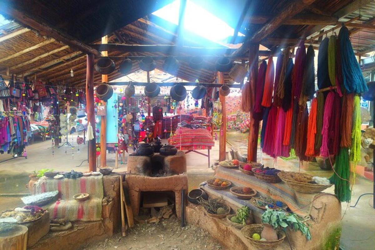 sebuah kedai yang dipenuhi dengan pelbagai pakaian berwarna
