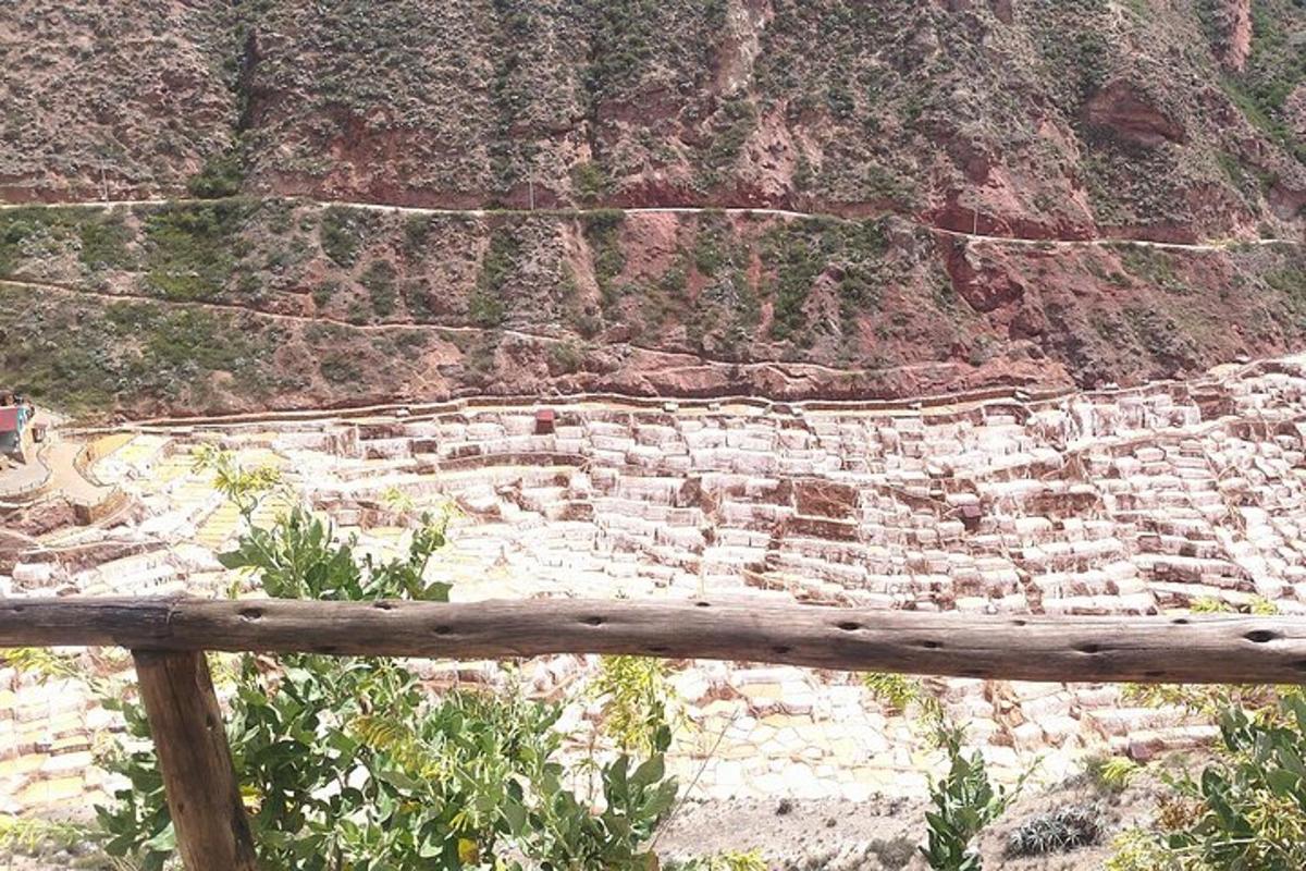 pemandangan gunung berbatu dengan pagar kayu