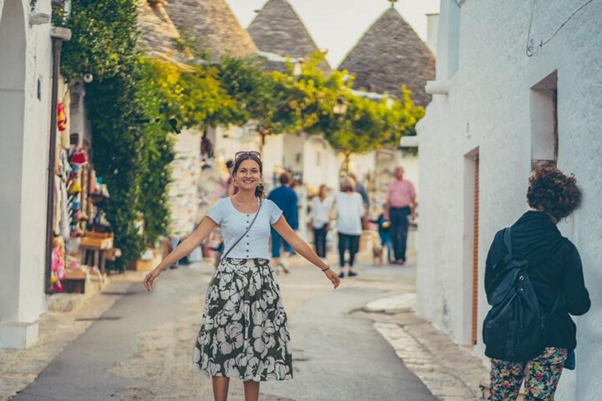 sieviete iet pa ielu kopā ar vīrieti