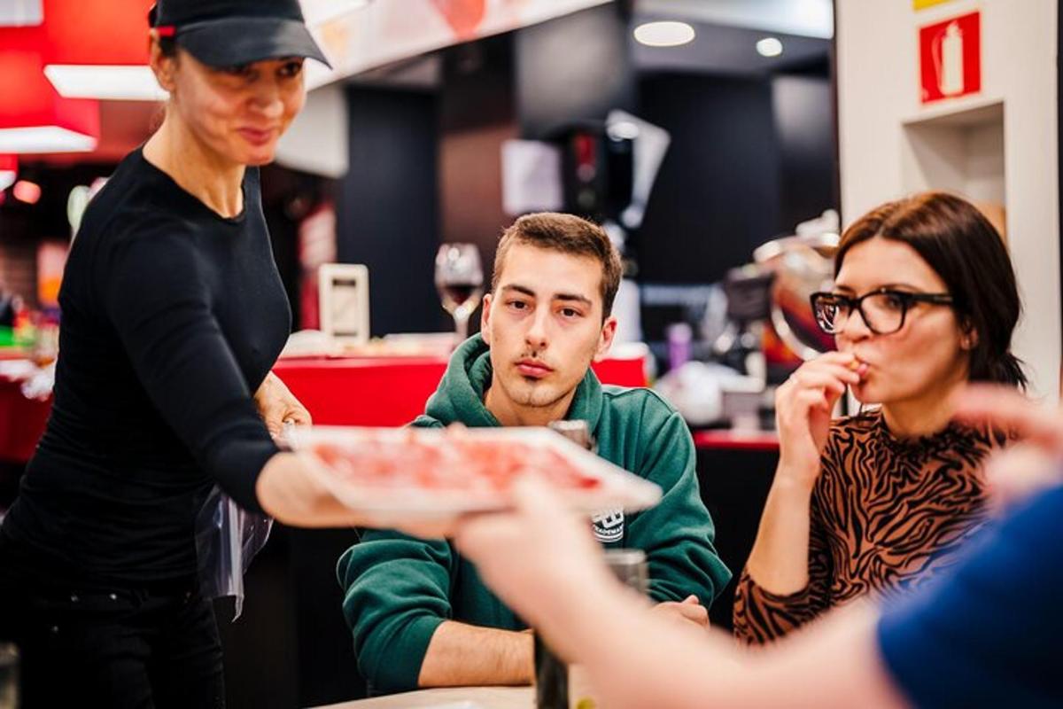 un grup de persones assegudes a una taula menjant pizza
