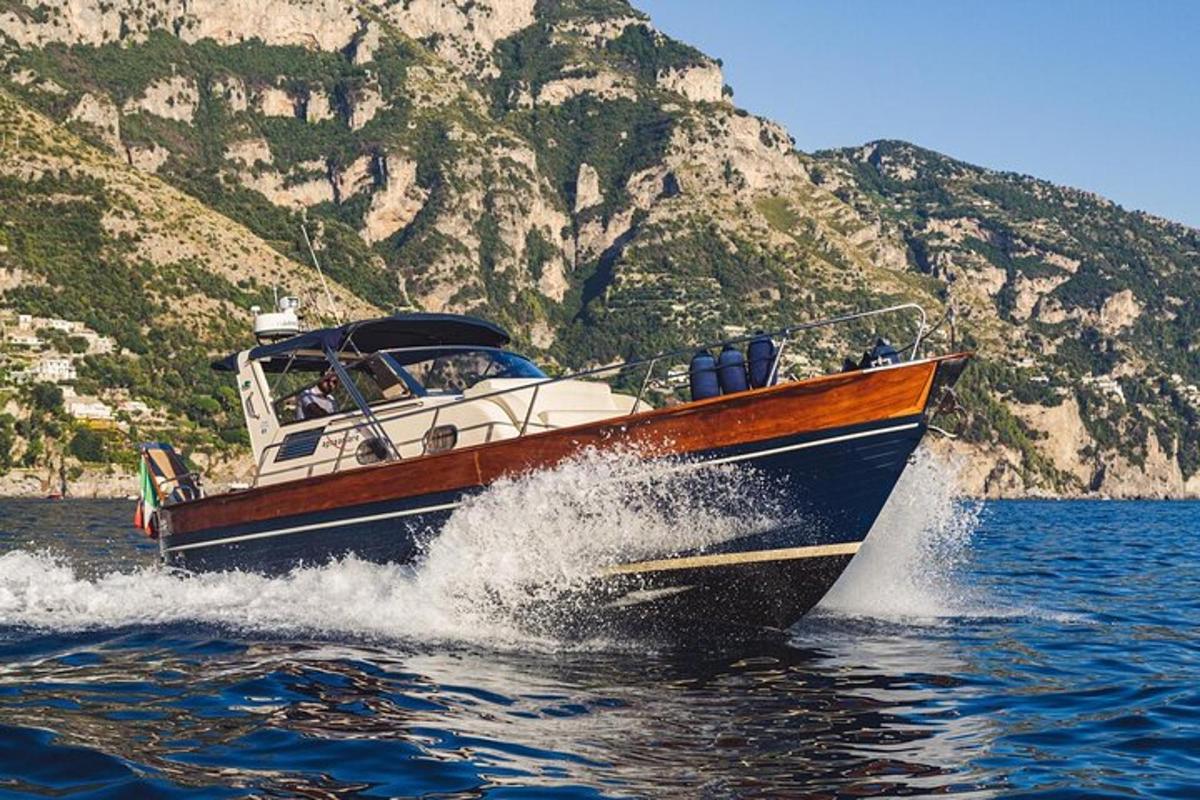 un vaixell a l'aigua prop d'una muntanya